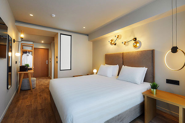 Enorme Epavli Boutique