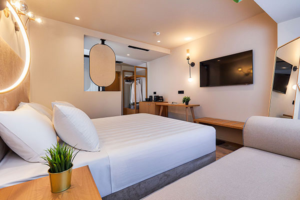 Enorme Epavli Boutique